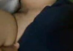 Babe in giro su porno sensuale italiano una sedia rossa